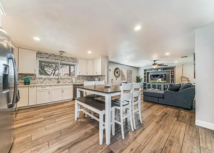 Exquisite 3br Retreat With Private Pool *